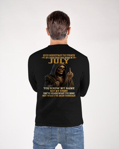 JULY - NEVER UNDERESTIMATE - BIRTHDAY T-SHIRT FOR MEN - NGHL07 (SKU26T-01-06-07)