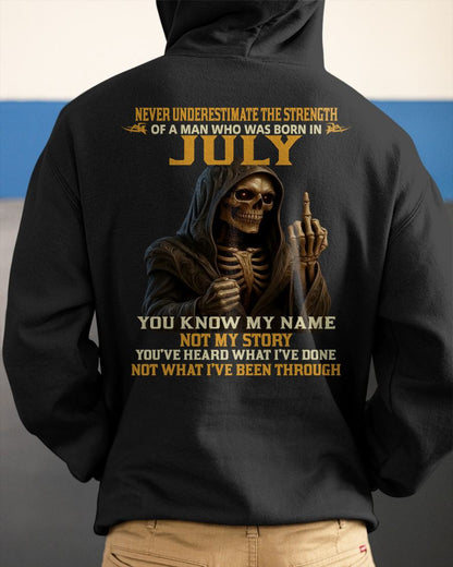 JULY - NEVER UNDERESTIMATE - BIRTHDAY T-SHIRT FOR MEN - NGHL07 (SKU26T-01-06-07)